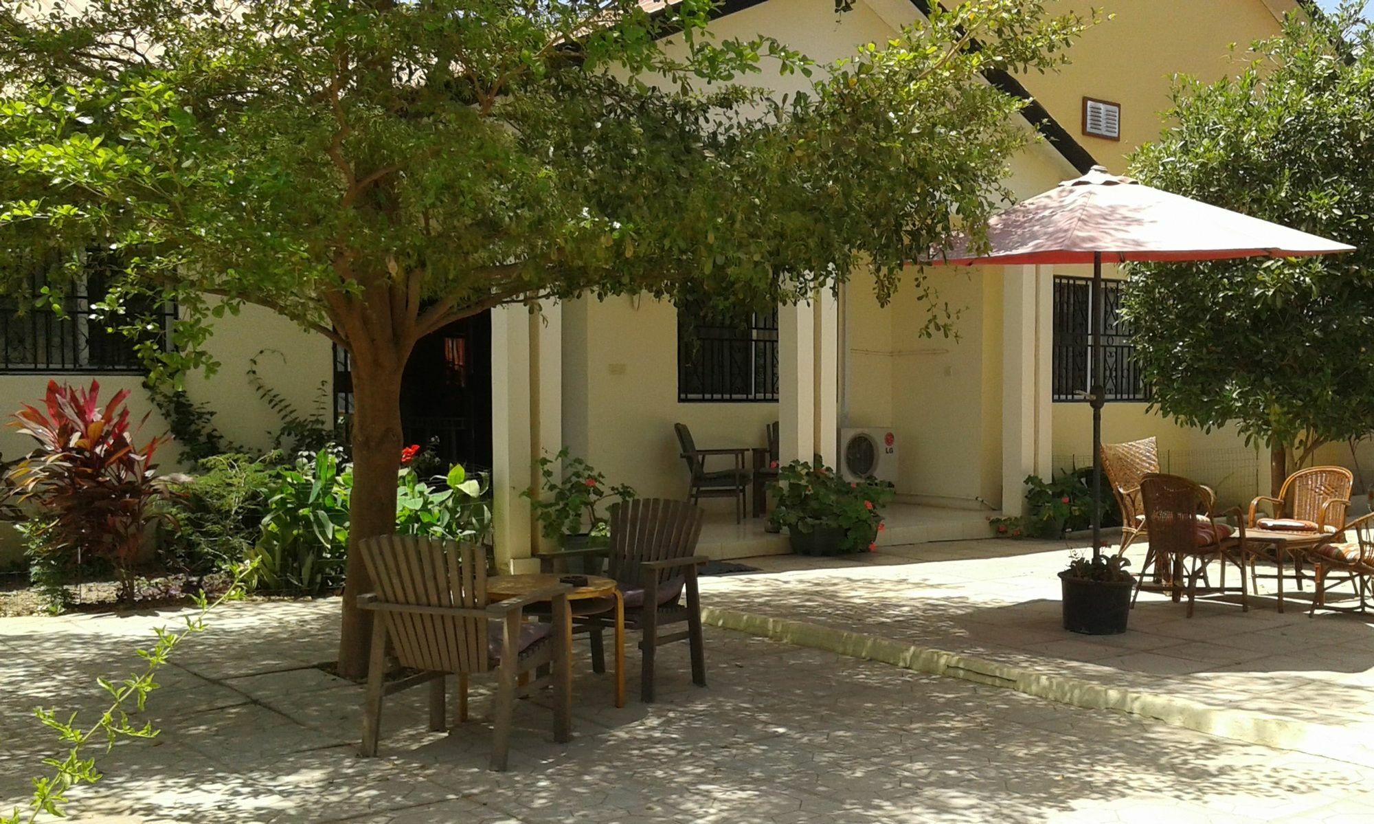 B & B Villa Calliandra Bijilo Экстерьер фото