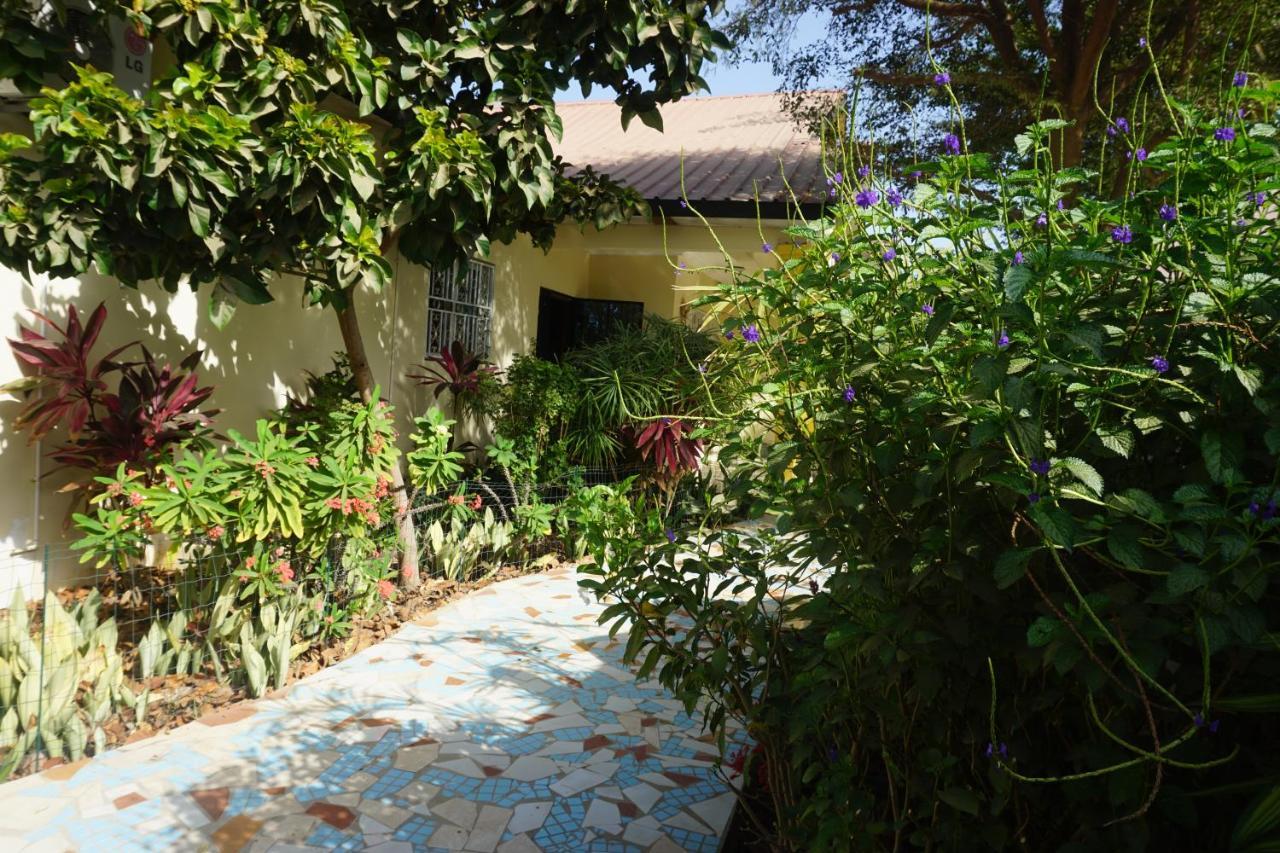 B & B Villa Calliandra Bijilo Экстерьер фото